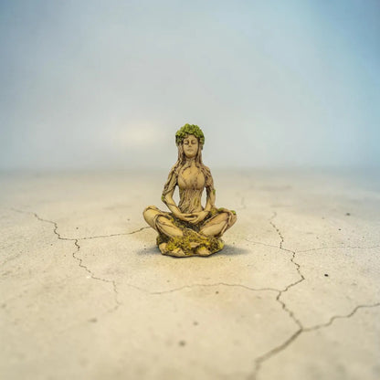 Figura Diosa Gaia Madre Tierra Meditación Resina Verde Claro by HEREJE