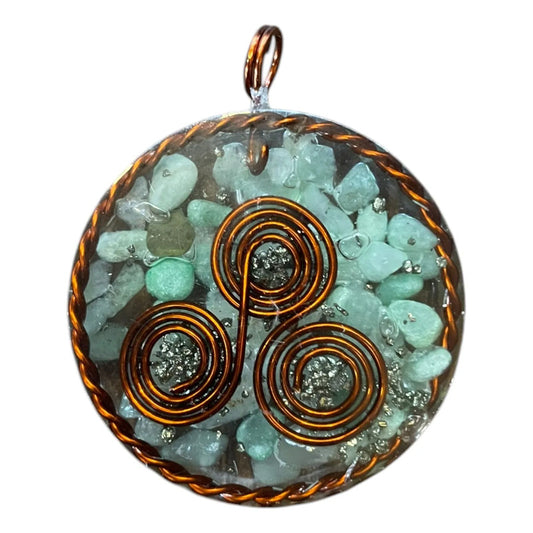 Dije De Resina Con Cobre Y Cuarzo. Trisquel Jadeita by HEREJE
