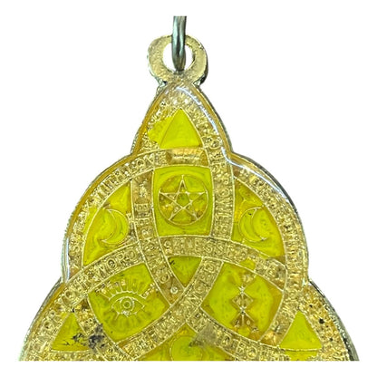 Triqueta Dije Encapsulado 30mm Amarillo by HEREJE