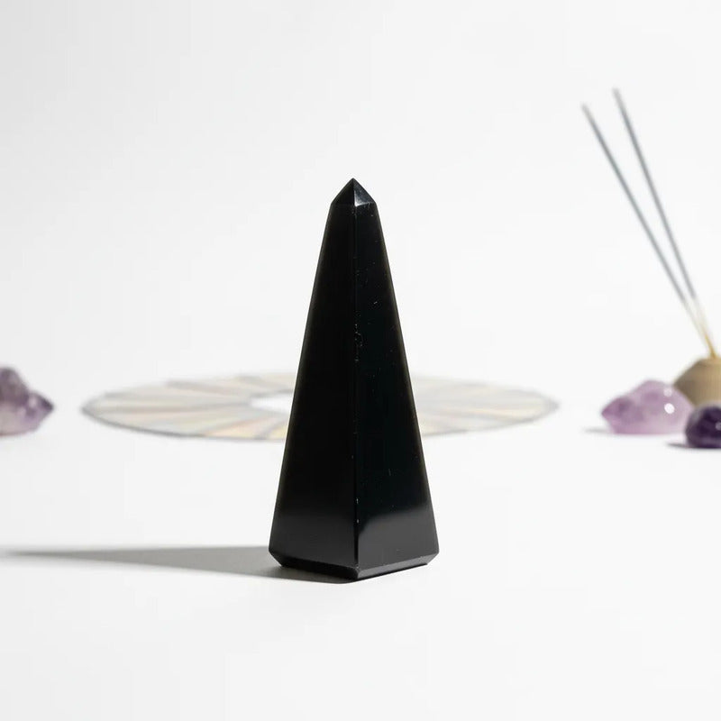 Obsidiana En Obelisco Tallado A Mano De Entre 6 Y 7 Cm Negro by HEREJE