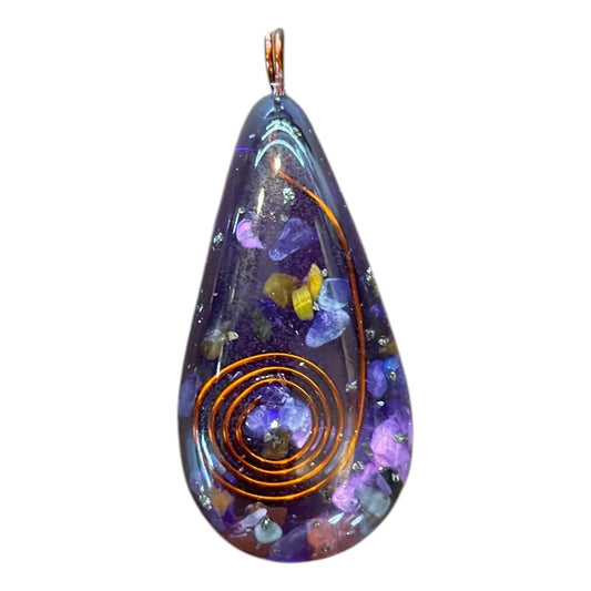 Orgonita Dije En Forma De Gota 5 Cm De Altura. Purpura by HEREJE